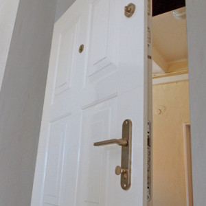 ADLO - Bezpe�nostn� dvere ADUO, design kazetov� KV-350, striekan� Color, bezpe�nostn� p�ka ADLO