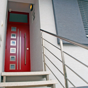 ADLO - Exteri�rov� Termo dvere Kasim, povrch dver� RAL3001, Presklen�, Nadsvetl�k, Madlo zvisl� Obl�