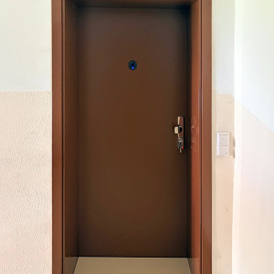 ADLO - Bezpe�nostn� dvere Zenel, povrch dver� a z�rubne RAL8002, oblo�kov� z�rub�a h�bka 50 cm