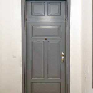   ADLO - Bezpe�nostn� dvere Zenit, kazetov� design pod�a po�iadavky z�kazn�ka, v��ka 235 cm, povrch dver� a z�rubne RAL 7045