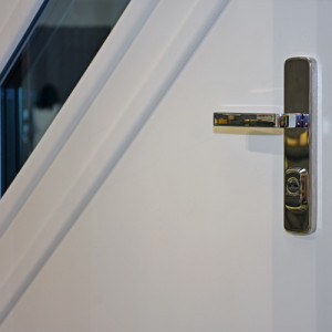 ADLO - Bezpe�nostn� Exteri�rov� Termo dvere Kasim, Presklen� PS453, bezpe�nostn� kovanie Astra