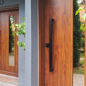 Exteri�rov� Termo dvere, presklen� P370, povrch zlat� dub, �ierne zvisl� madlo