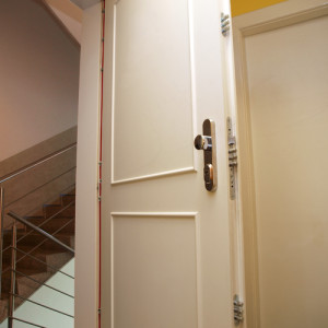 ADLO - Bezpe�nostn� dvere ARDEN, Li�tov� LB101, povrch dver� BIE 113, povrch z�rubne RAL 9003