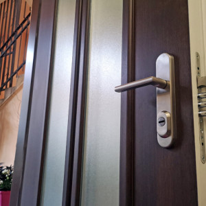 ADLO - Exteri�rov� Termo dvere Tesim, dvojfarebn�, Presklen� PS372, pancierov� sklo Grepi