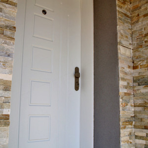 ADLO - Bezpe�nostn� exteri�rov� dvere Tesim, profilov� F553, povrch dver� Color RAL 9016