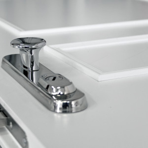 ADLO - Bezpe�nostn� dvere JUBEO, design Li�tov�, povrch RAL 9016, rustik�lne li�ty, tvar li�tovania LR-250