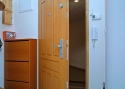 ADLO - Bezpečnostné dvere Aduo, design Profilové Dyha DUB, farebné zladenie kovania, páky a priezorníka