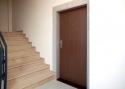 ADLO - Bezpečnostné dvere TEDUO, povrch dverí H1428 Woodline Mocca, vchodové dvere do bytu
